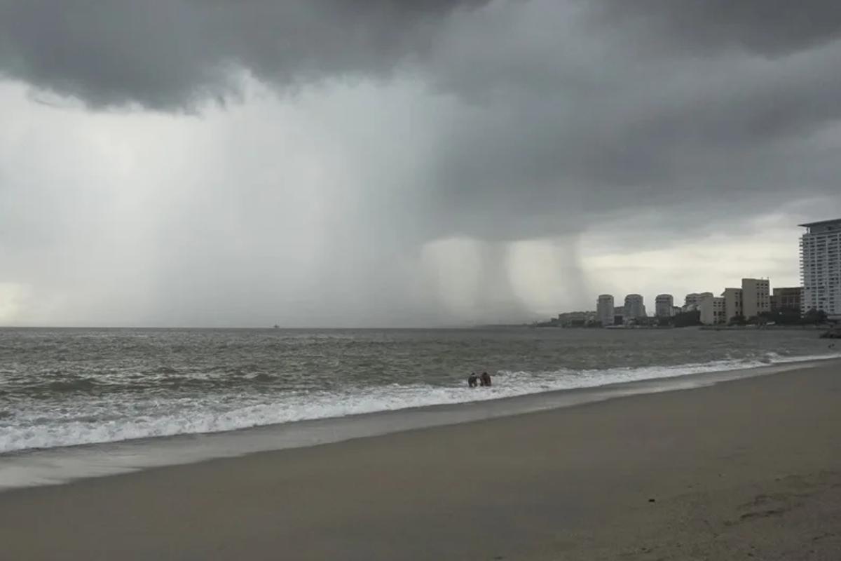 Huracán Trudy golpea la costa del Pacífico mexicano con lluvias intensas y fuertes vientos
