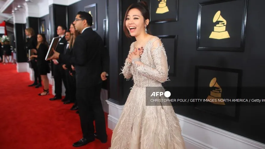 Video viral de Jane Zhang muestra una caída en concierto ocurrida en 2025
