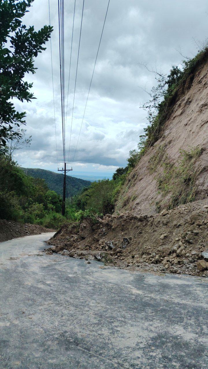 Cierran acceso a Cerro La Cruz en El Valle de Antón por deslizamiento tras réplicas del sismo