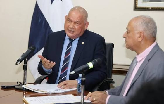 Benicio Robinson arremete contra colegas que buscan fotos con afectados por terremoto