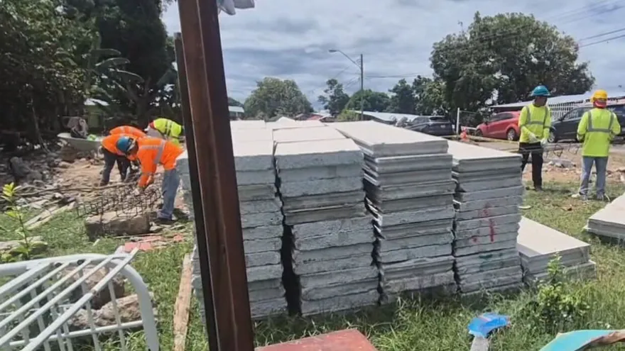 Herrera inicia construcción de viviendas tras el sismo del 9 de octubre