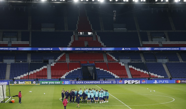 PSG y Barça, candidatos al título, en duro examen