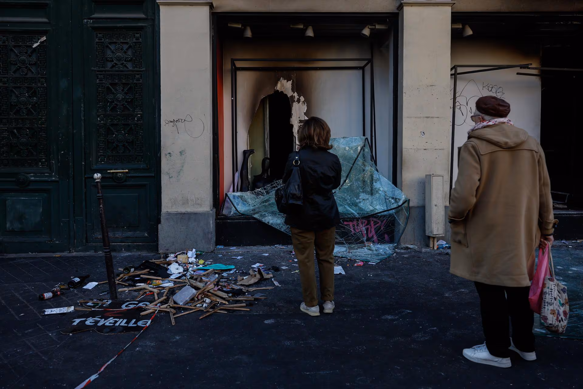 Francia anuncia ayudas para comercios saqueados y mantiene toques de queda en varias ciudades