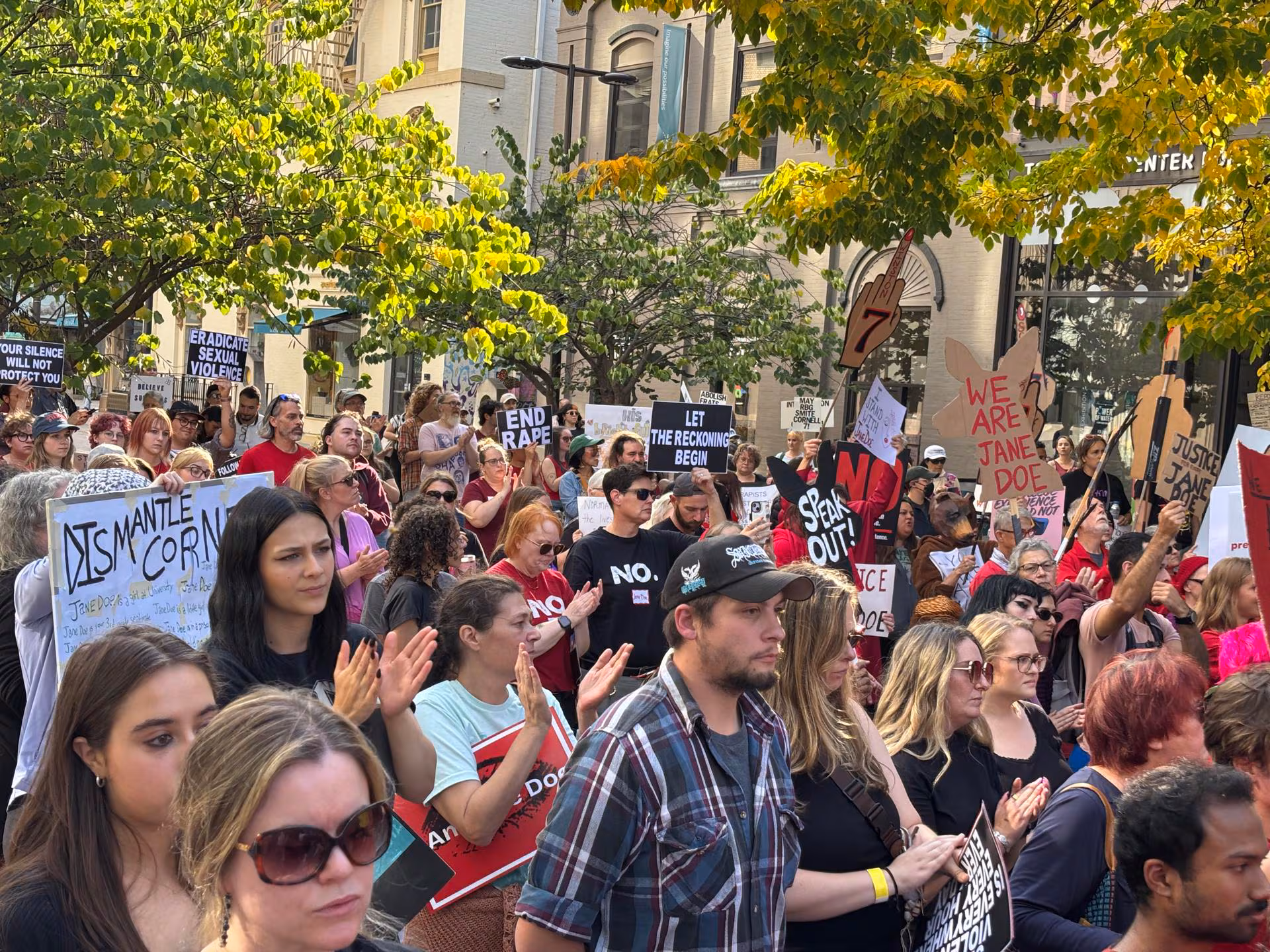 Exestudiante que denunció violación en Cornell acusa al presidente de no apoyarla