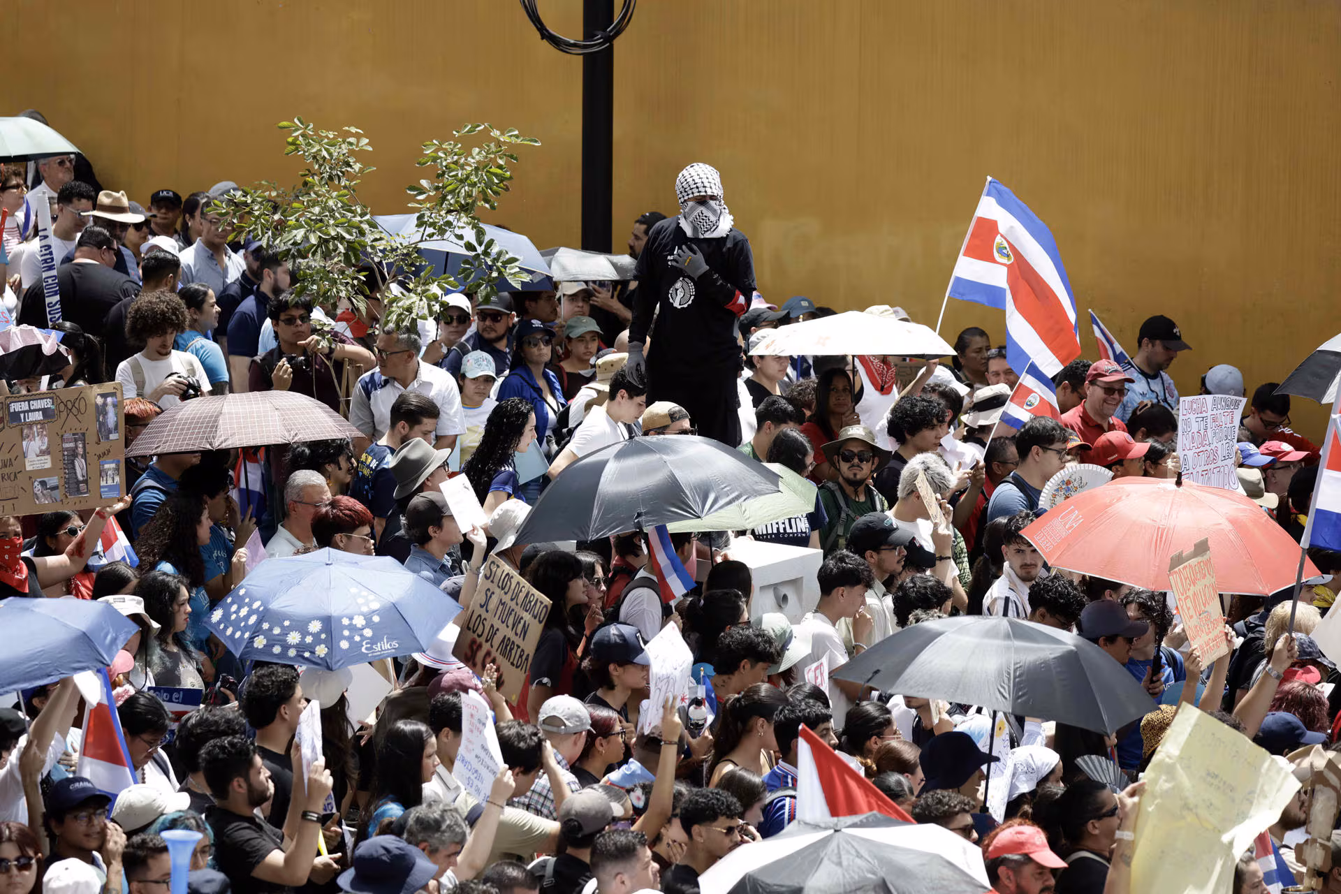 Miles de universitarios marchan en Costa Rica contra posibles recortes a la educación superior