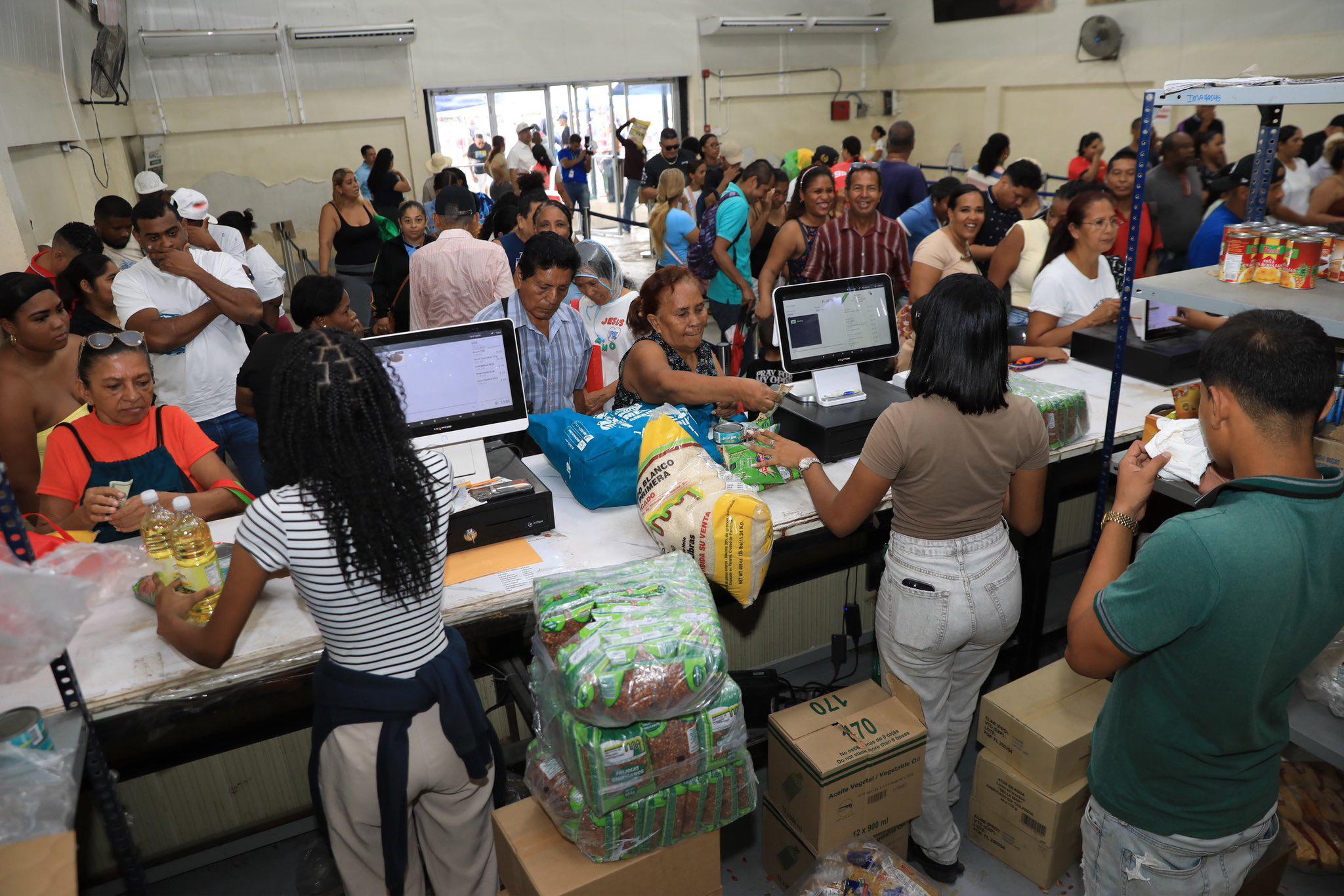 El IMA mantendrá elaboración de bolsas de alimentos y operación de sus 17 tiendas