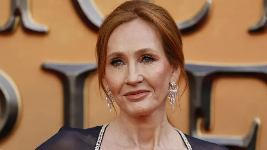 Rowling promete seguir criticando el activismo trans y financiar demandas de mujeres