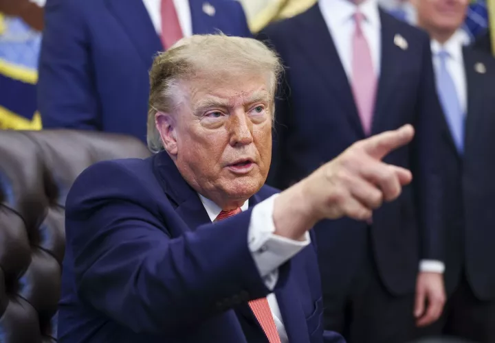 Trump insulta a dos reporteras tras preguntas sobre Rusia
