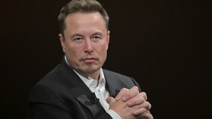Musk responde con desafío a las amenazas de investigación demócrata