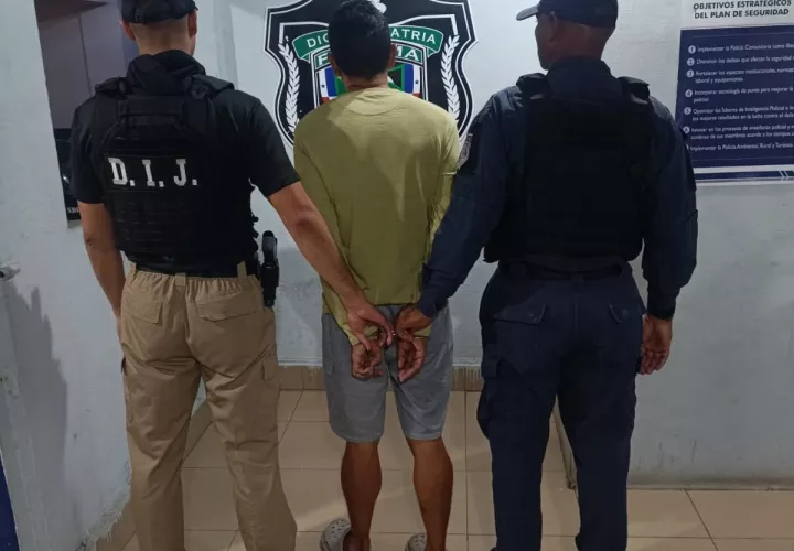 ¡Enfermo! Se exhibía frente a menores de edad en Colón y terminó detenido