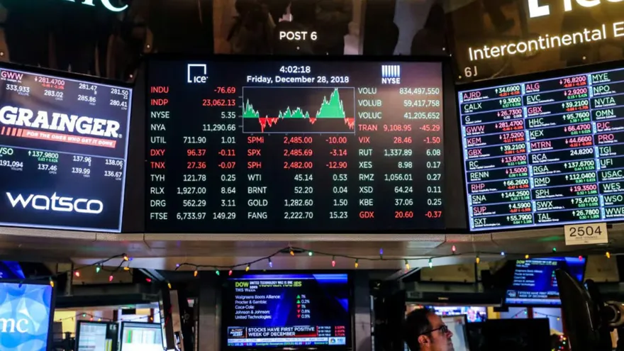 Wall Street cierra en rojo por dudas sobre la IA y el alza del petróleo