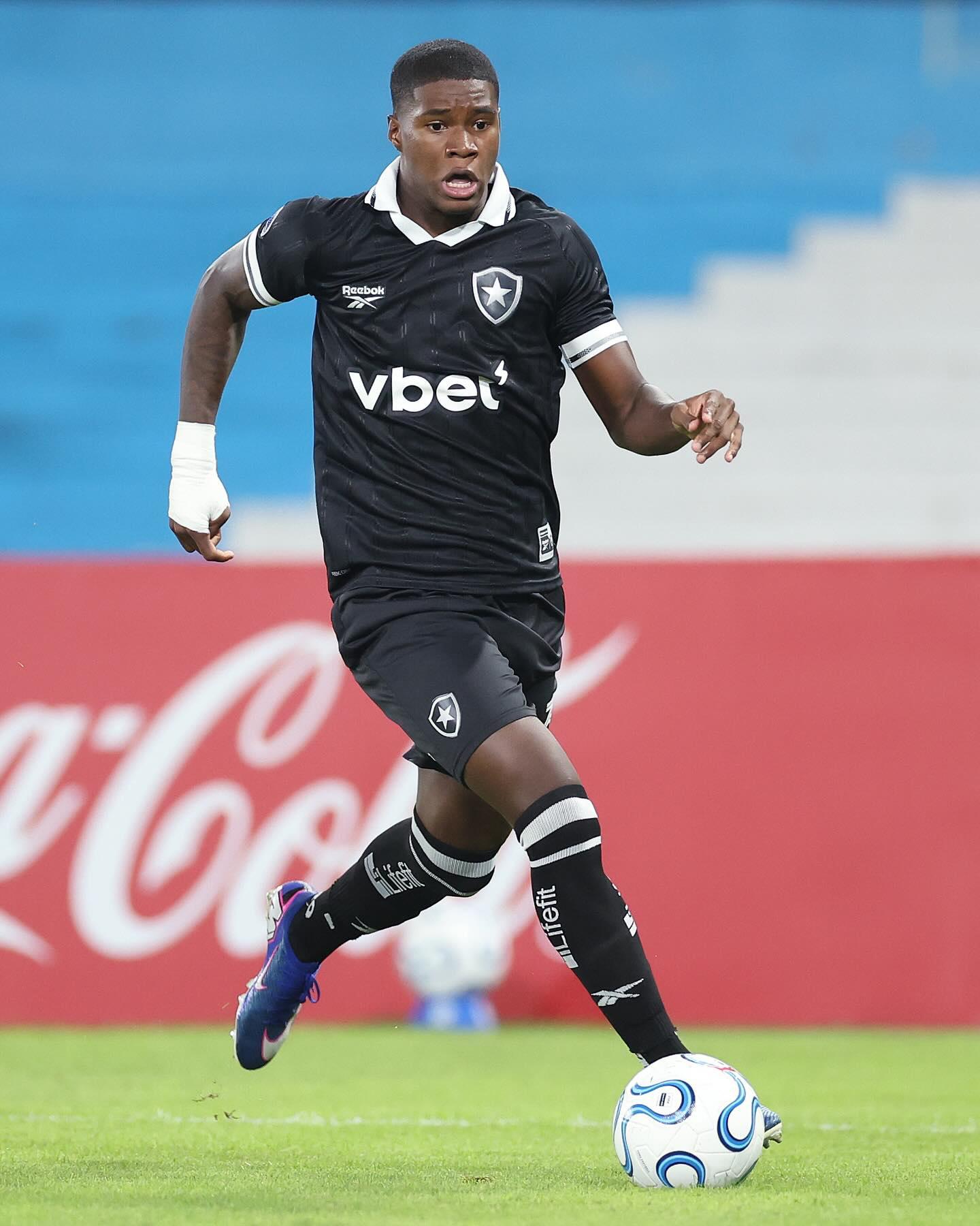 Kadir Barría fue relegado a la Sub-20 del Botafogo y dio una asistencia en la Copa Brasil