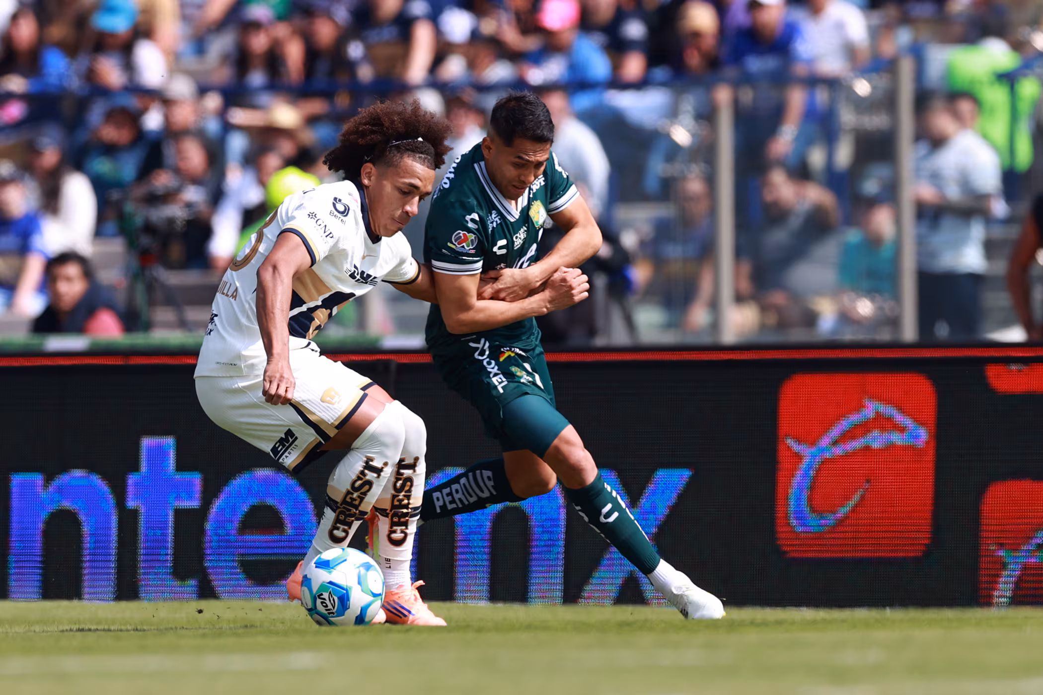 Adalberto Carrasquilla sale lesionado en la derrota de Pumas ante Santos