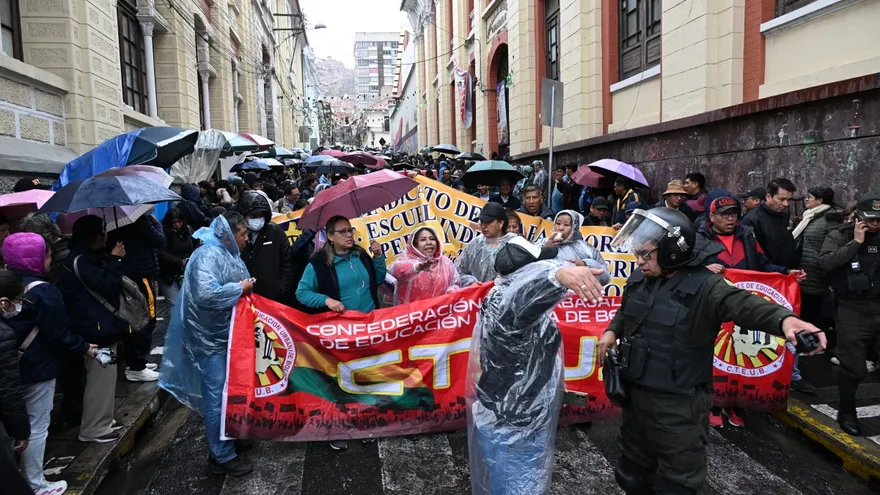 Maestros bolivianos marchan contra reforma de la educación técnica