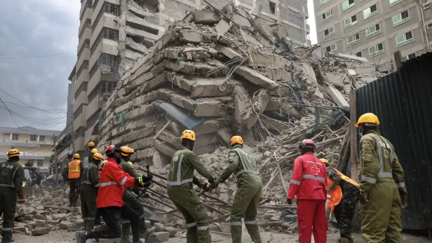 Rescatistas buscan a siete personas atrapadas tras derrumbe de edificio en Nairobi