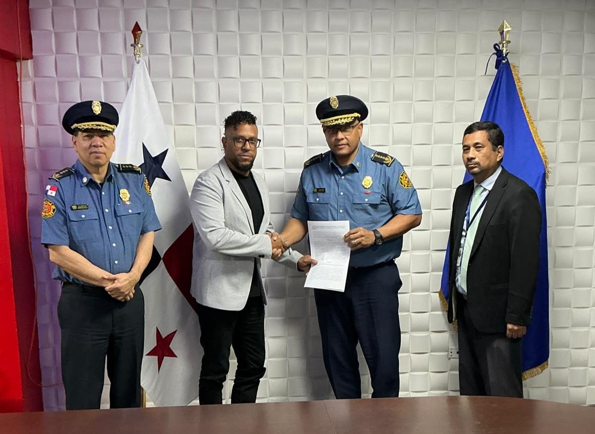 Bomberos acuerdan bono mensual de $100 para operadores de vehículos de emergencia