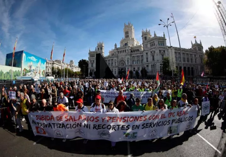 Miles marchan en Madrid para defender las pensiones públicas a un mes de elecciones