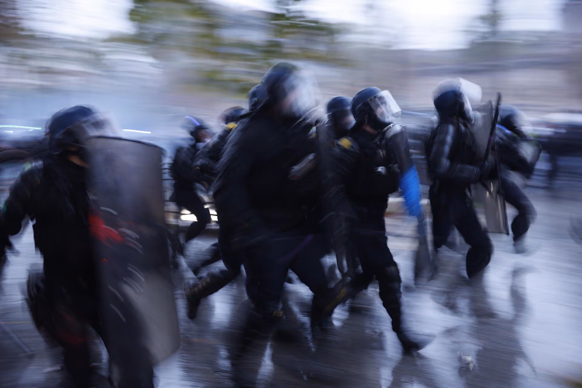 Francia registra casi 1,000 detenidos en las manifestaciones y se esperan más arrestos