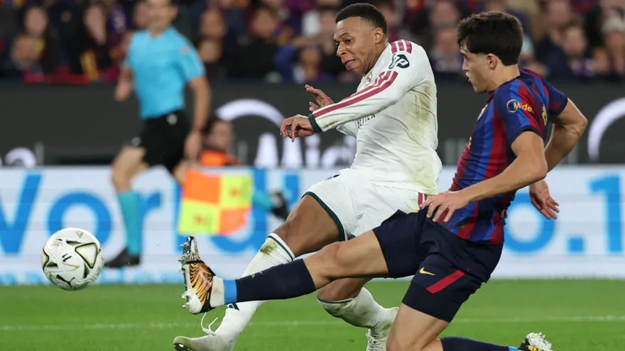 Mbappé da ventaja al Real Madrid antes del descanso en el Camp Nou