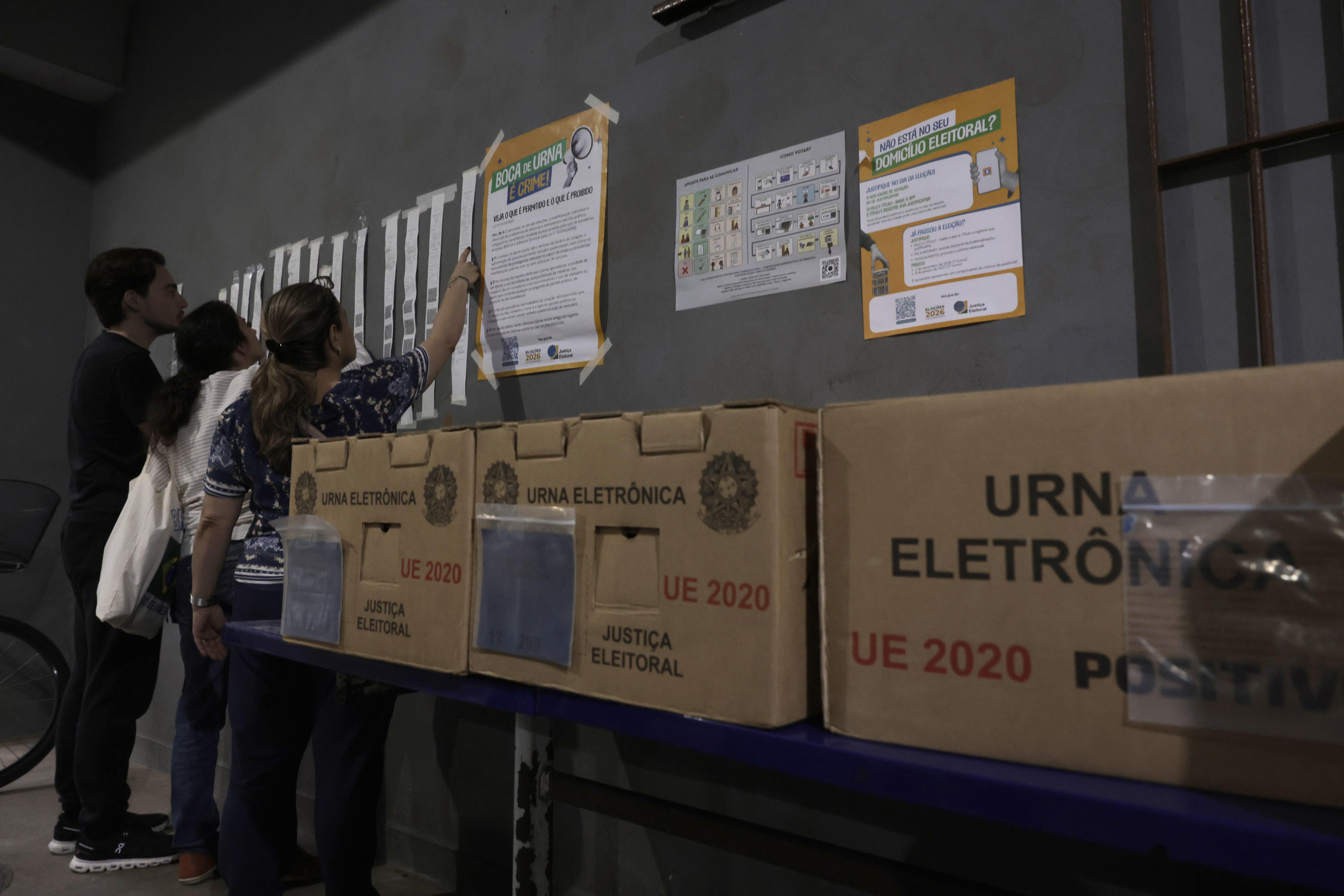 Brasil cierra las urnas tras una polémica extensión del horario electoral