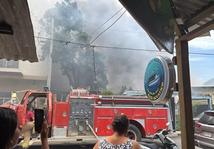 Incendio consume tres apartamentos en Isla Colón
