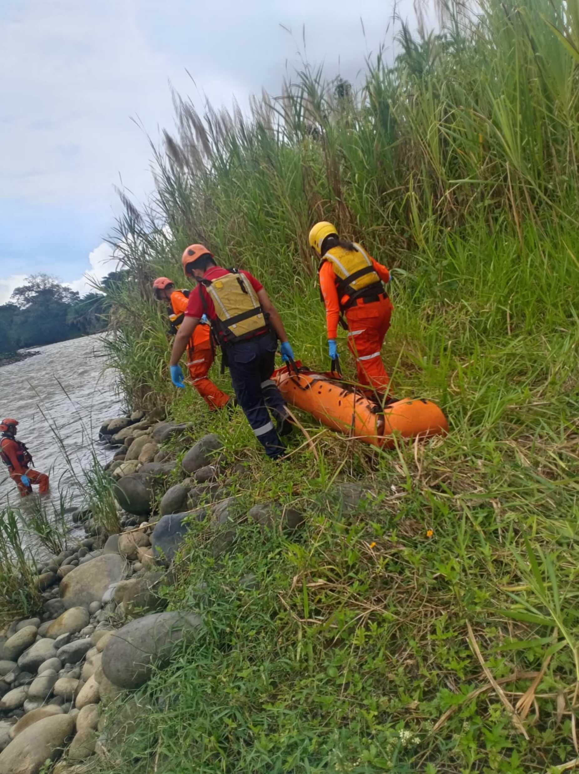 Rescatan cadáver de un islote entre Paso Canoas y San Isidro