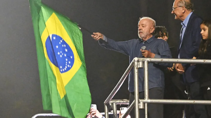 Lula gana su cuarto mandato en Brasil mientras Flávio Bolsonaro desconoce el resultado