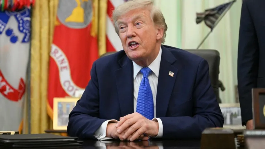 Trump anuncia que flexibilizará normas sobre emisiones de metano del petróleo y gas