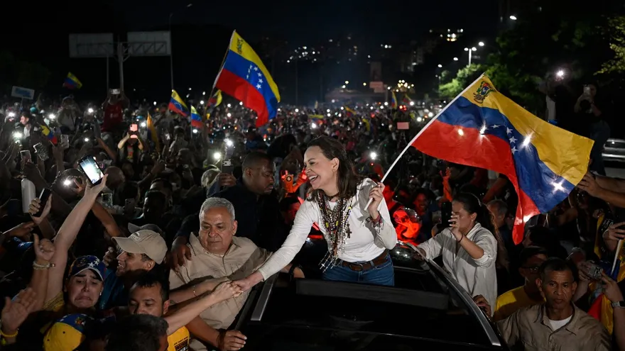 Machado vuelve a Caracas y se reúne con la coalición opositora
