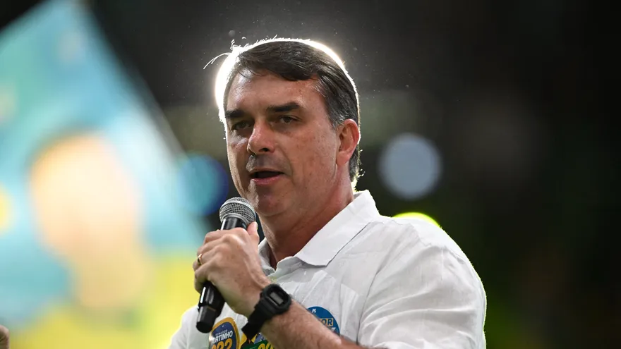 Flávio Bolsonaro habría huido a EEUU pese a una orden judicial