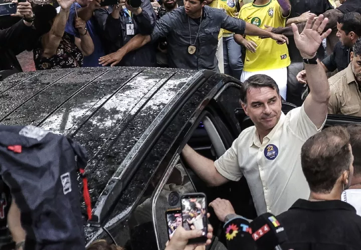 Trump anuncia que acogerá a Flávio Bolsonaro pese a proceso judicial en Brasil