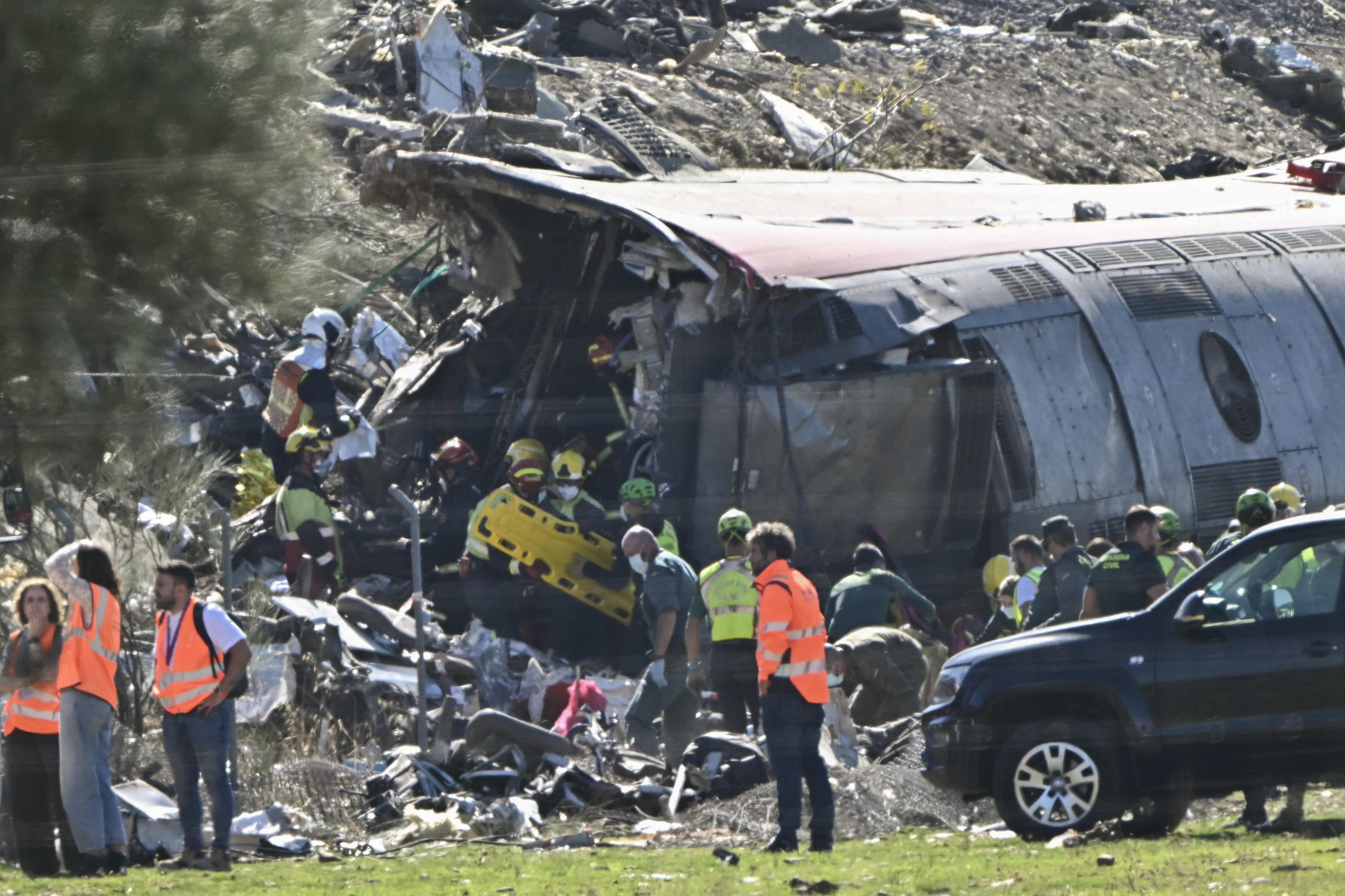 Choque de trenes de alta velocidad en Toledo deja al menos 64 muertos