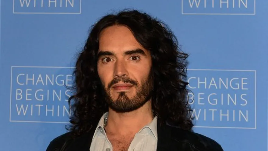 Russell Brand: juez modifica un cargo en su juicio por intento de abuso
