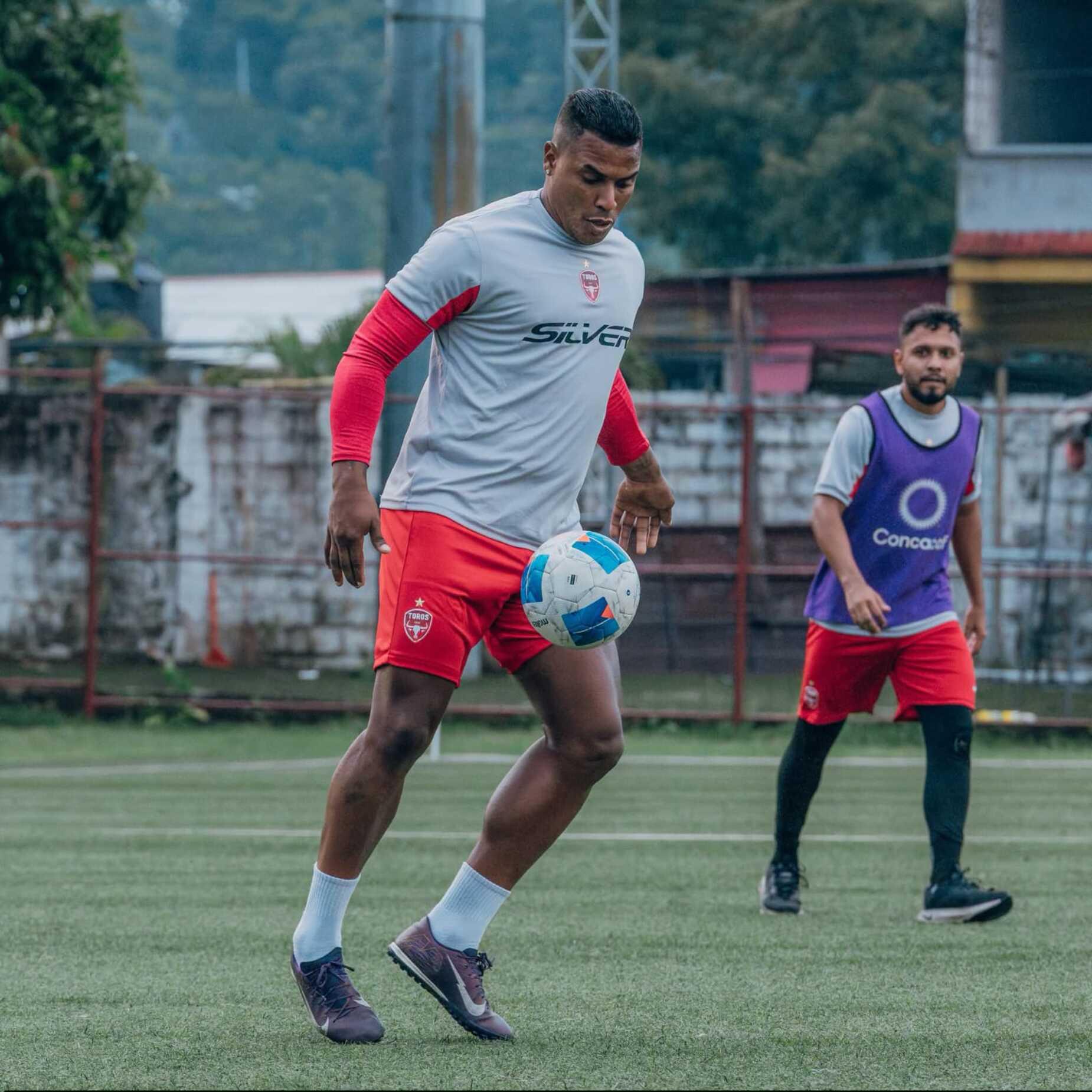 Fútbol | Mundialista panameño queda sin equipo en Guatemala