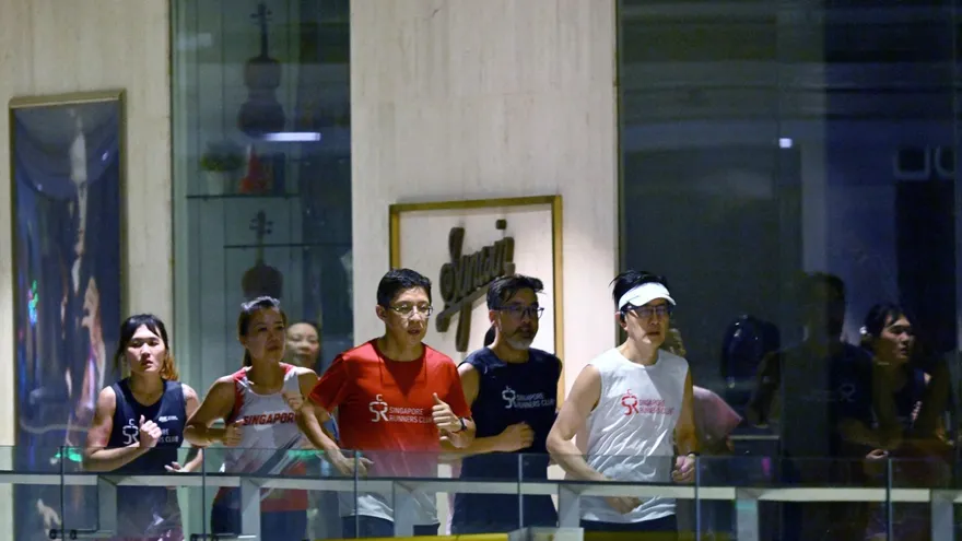 Corredores de Singapur entrenan en centros comerciales por la contaminación del aire