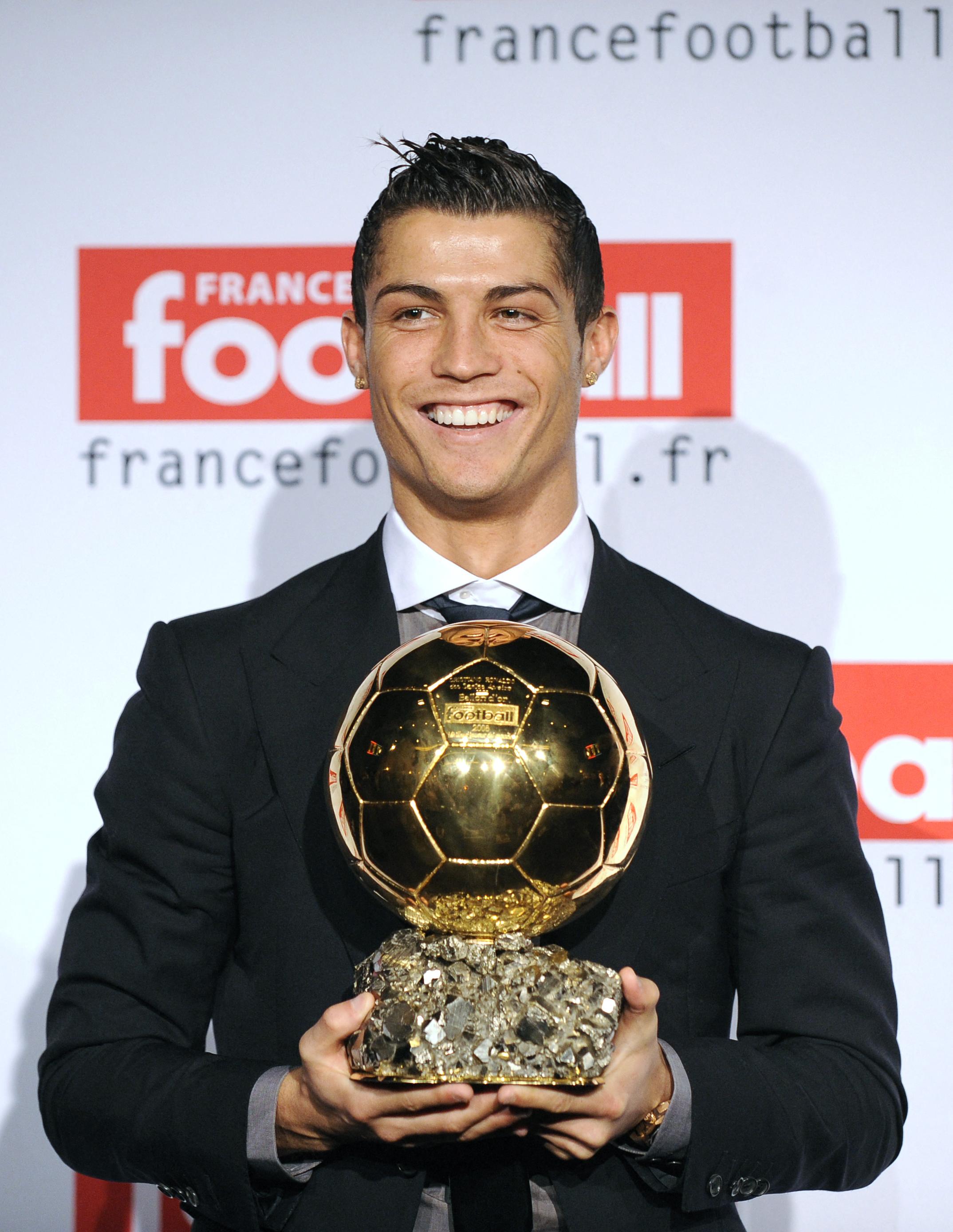 Cristiano Ronaldo se lleva el trofeo B.O.A.T. al mejor Balón de Oro de la historia