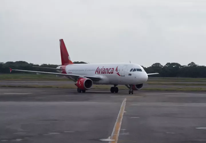 Pánico en el aire: vuelo aterriza de emergencia en Panamá; chocó con un ave
