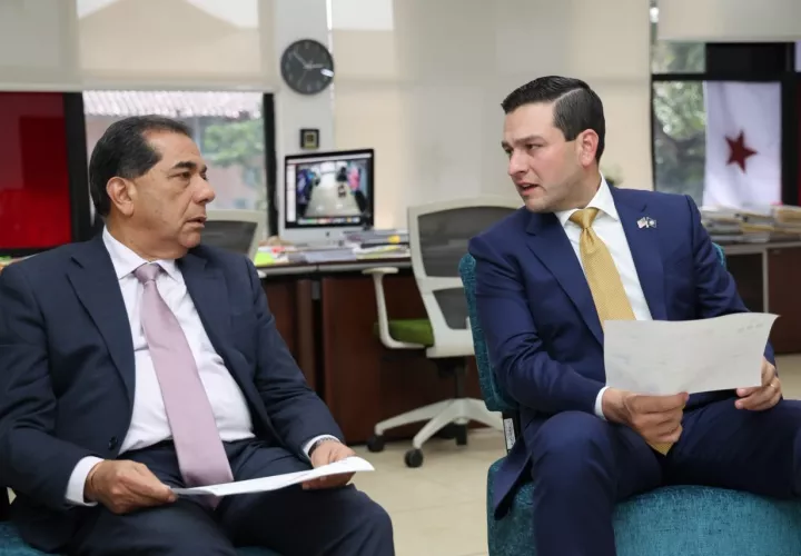 Ventura Vega y embajador de EE. UU. abordan mejoras para las escuelas