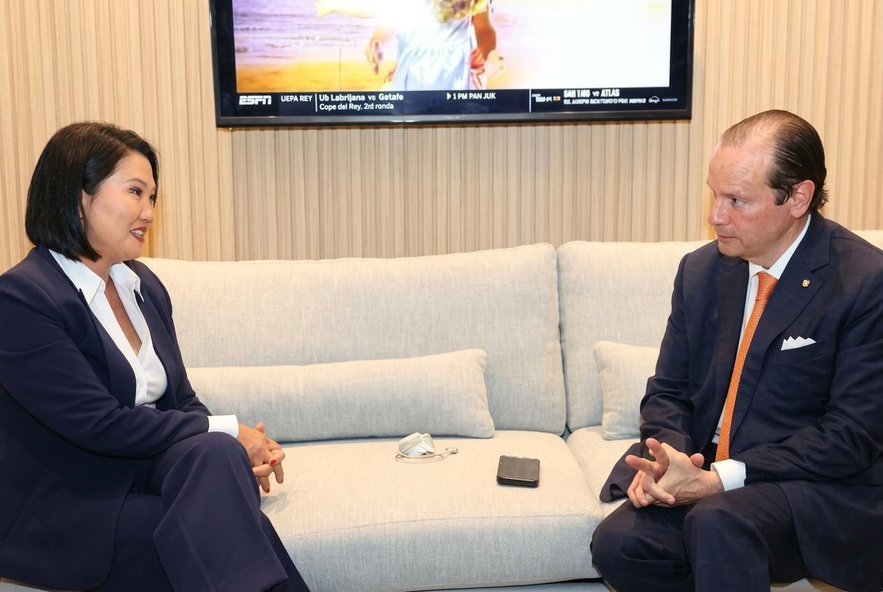 Javier Martínez-Acha recibe a Keiko Fujimori durante su tránsito por Panamá