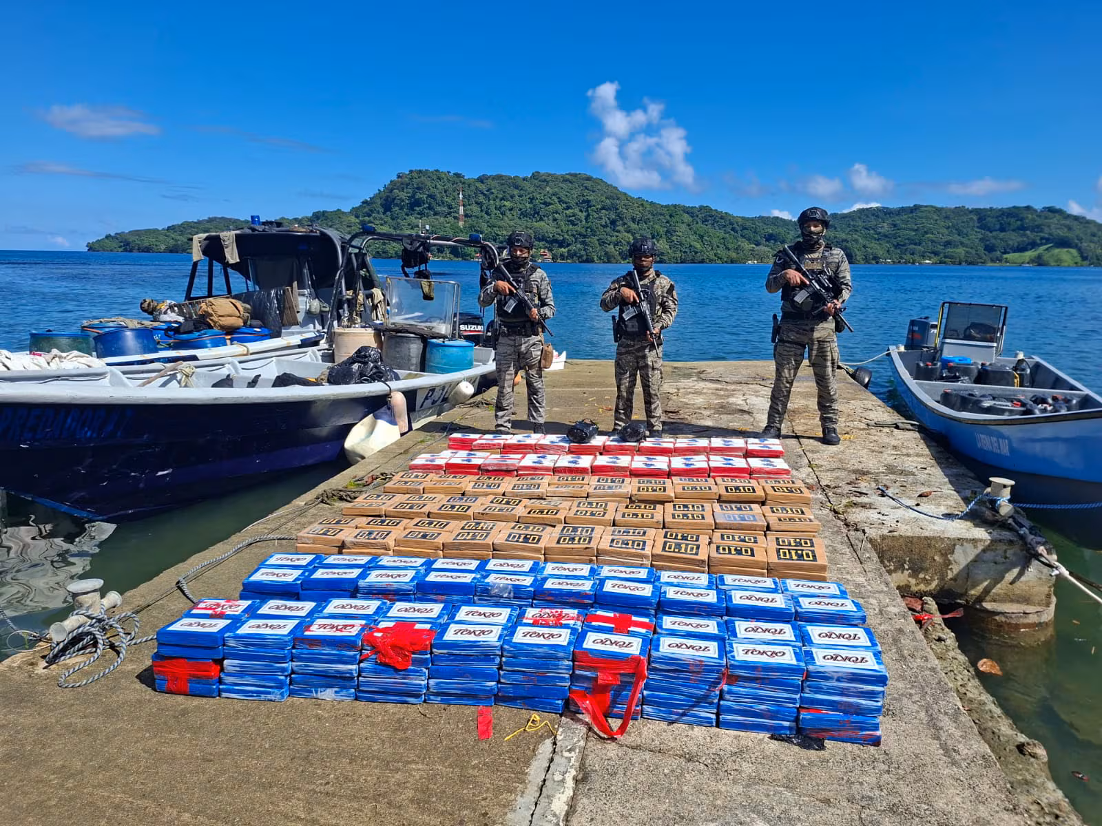 Decomisan 698 paquetes de droga en la costa arriba de Colón
