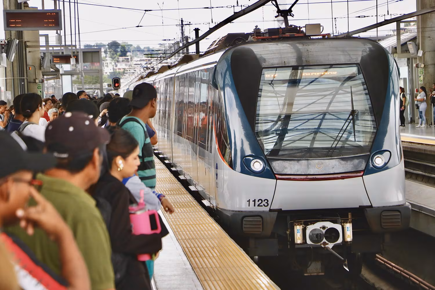 Metro multa con 500 dólares a pasajero que forzó puertas en Las Mañanitas