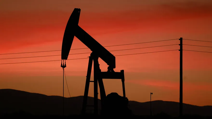 Petróleo baja levemente por reportes de posibles nuevas negociaciones entre EEUU e Irán