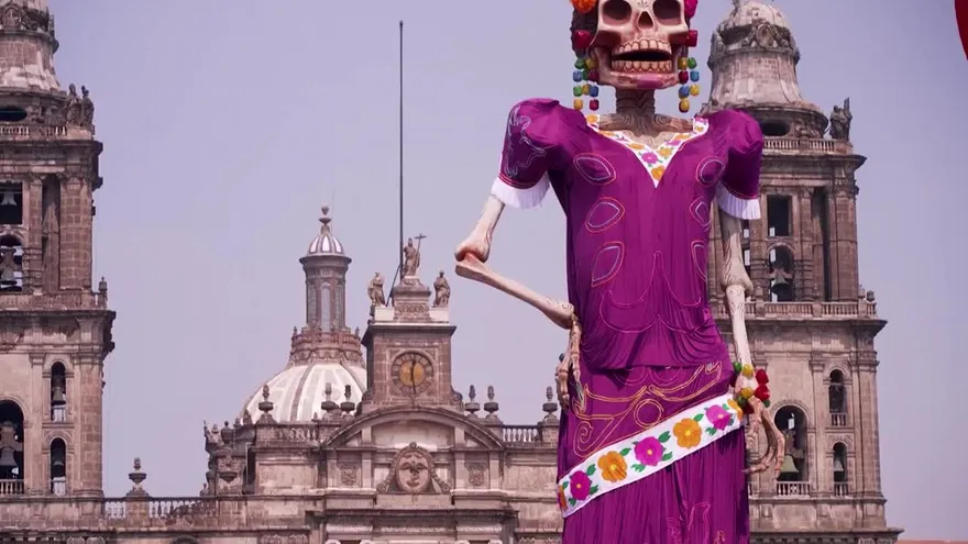 Una catrina de más de 30 metros protagoniza el Día de Muertos en el Zócalo de México