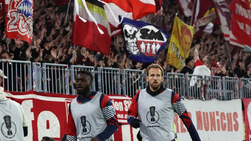 Harry Kane recibe su Balón de Oro en el Klassiker ante el Dortmund