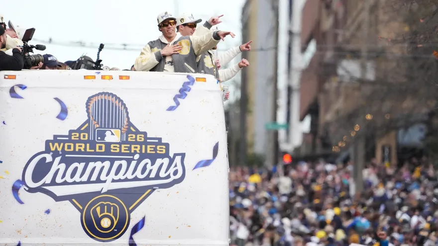 Milwaukee celebra con multitud su primer título de la Serie Mundial en un desfile masivo