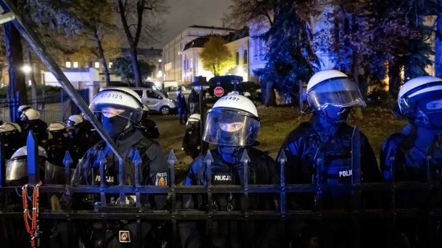 La policía rodea la Corte Constitucional de Polonia tras la suspensión de su presidente