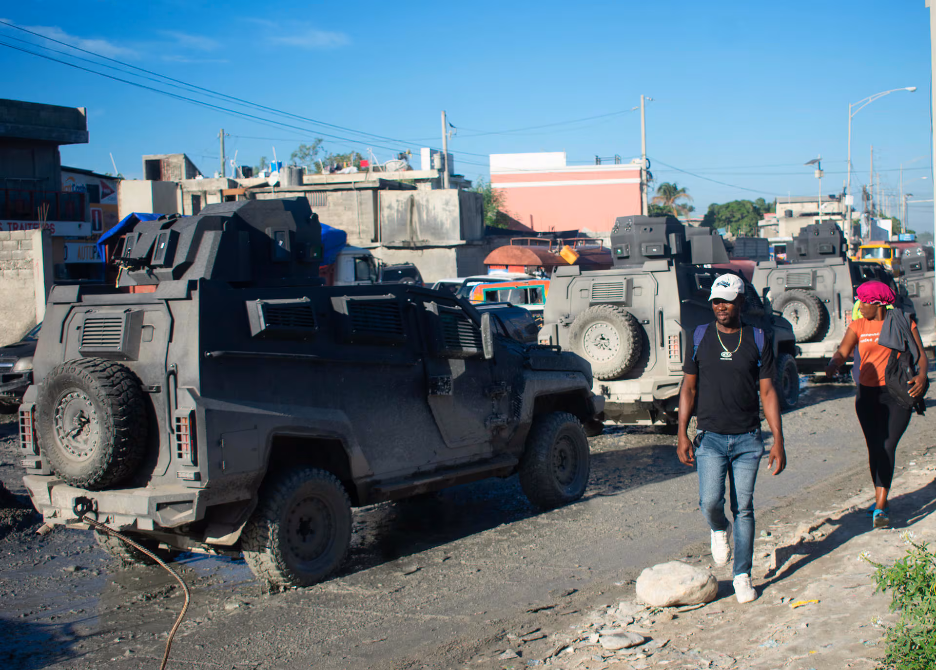 Soldados salvadoreños patrullan Puerto Príncipe en la búsqueda de cuatro compañeros